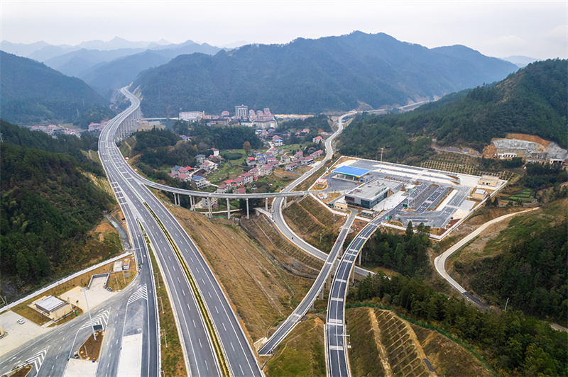 Autoestrada Guanzhuang-Xinhua na província chinesa de Hunan entra em operação