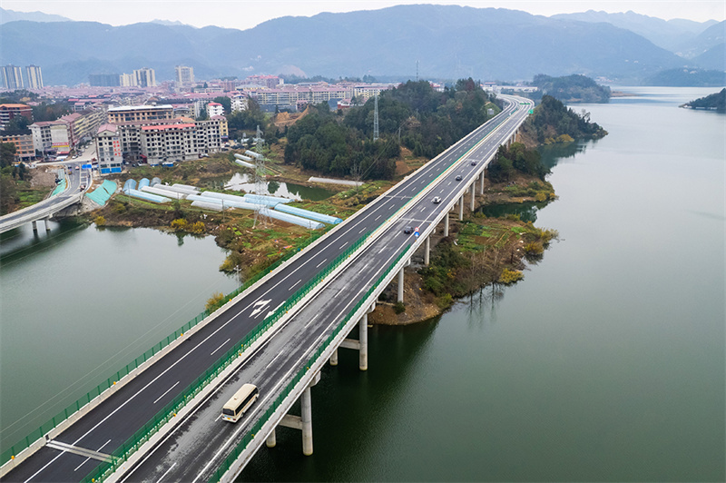 Autoestrada Guanzhuang-Xinhua na província chinesa de Hunan entra em operação