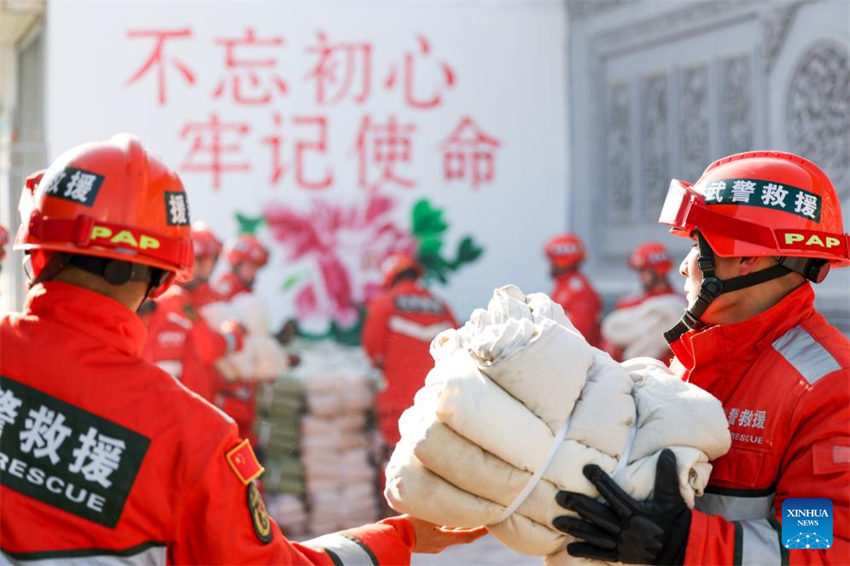 Forças armadas chinesas mobilizam forças de resgate em resposta ao terremoto de Gansu