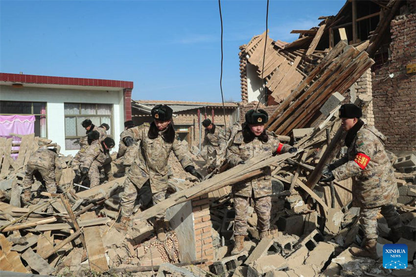 Forças armadas chinesas mobilizam forças de resgate em resposta ao terremoto de Gansu