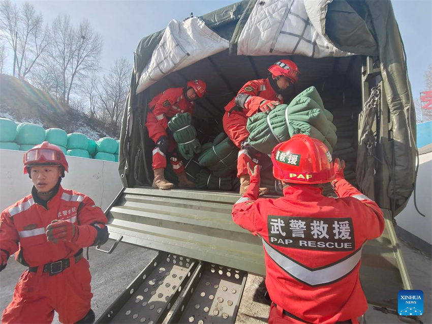 Forças armadas chinesas mobilizam forças de resgate em resposta ao terremoto de Gansu