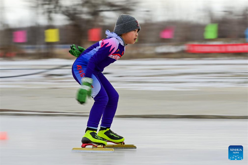 Xinjiang: escolas integram esportes no gelo e na neve no currículo educacional na cidade de Beitun