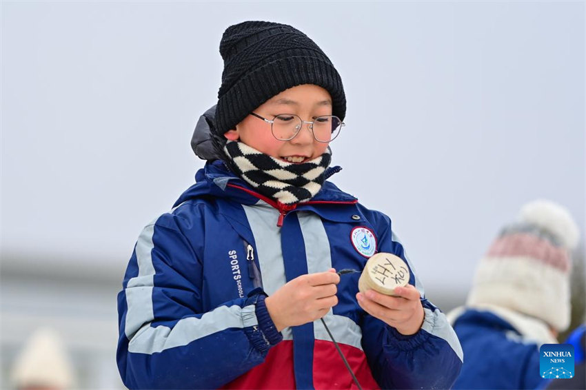 Xinjiang: escolas integram esportes no gelo e na neve no currículo educacional na cidade de Beitun