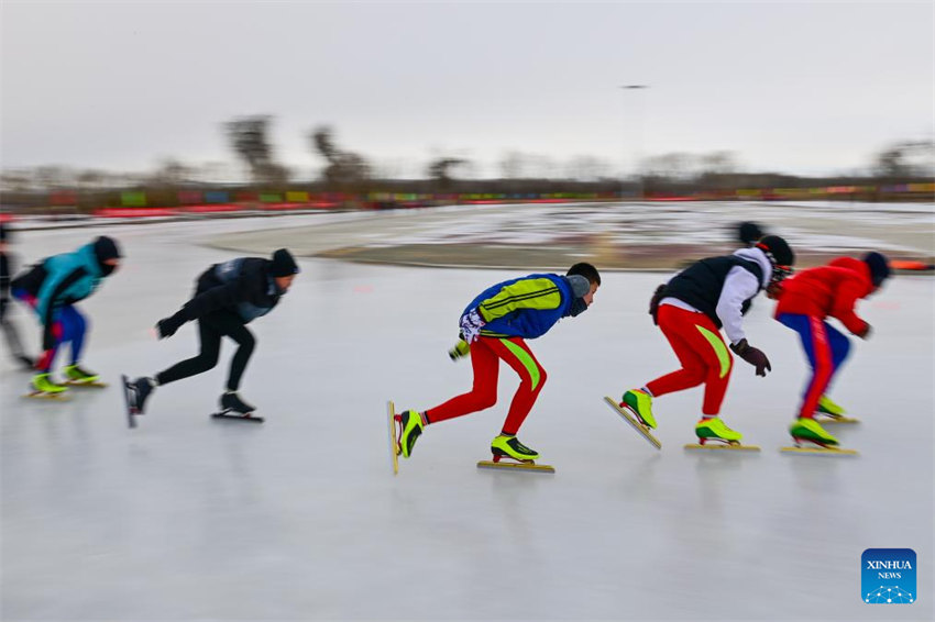 Xinjiang: escolas integram esportes no gelo e na neve no currículo educacional na cidade de Beitun