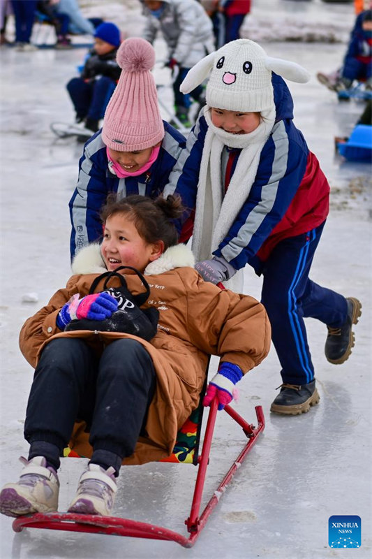 Xinjiang: escolas integram esportes no gelo e na neve no currículo educacional na cidade de Beitun