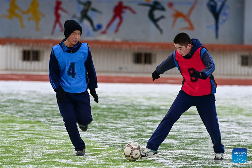 Xinjiang: escolas integram esportes no gelo e na neve no currículo educacional na cidade de Beitun