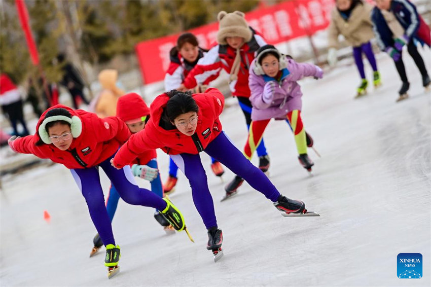 Xinjiang: escolas integram esportes no gelo e na neve no currículo educacional na cidade de Beitun