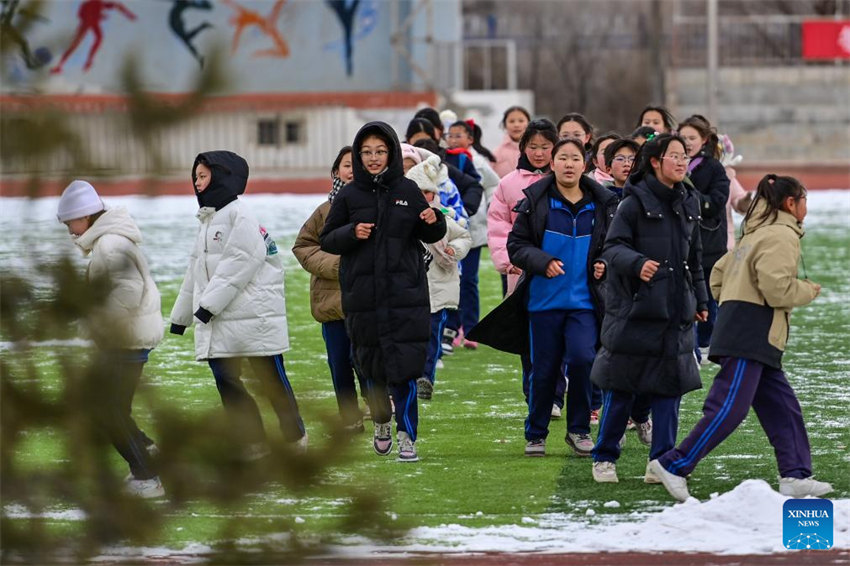 Xinjiang: escolas integram esportes no gelo e na neve no currículo educacional na cidade de Beitun