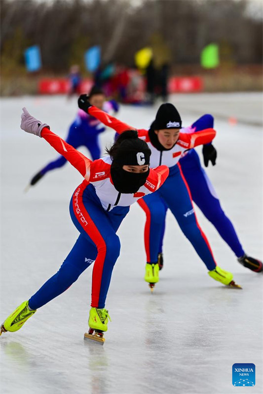 Xinjiang: escolas integram esportes no gelo e na neve no currículo educacional na cidade de Beitun