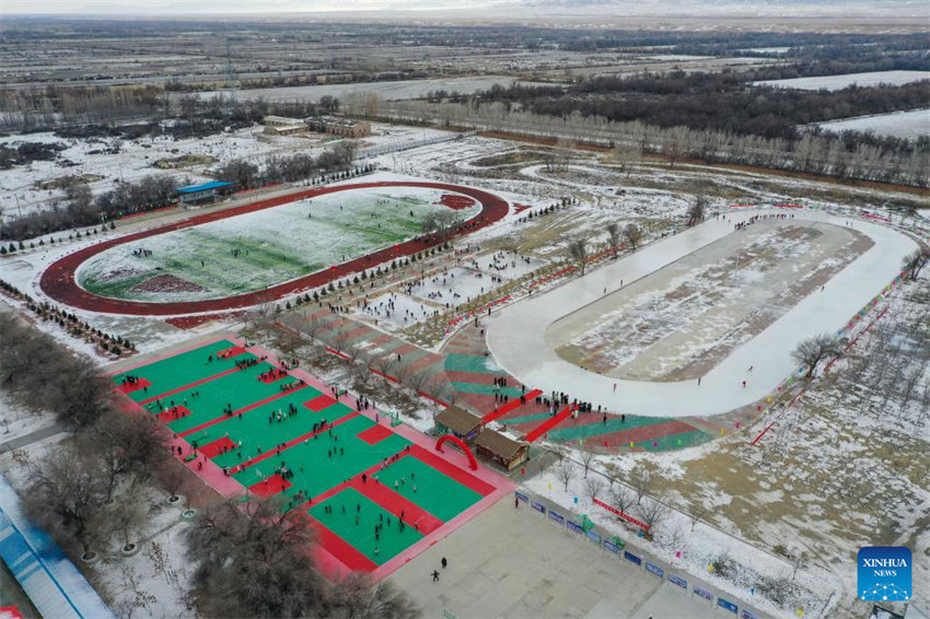 Xinjiang: escolas integram esportes no gelo e na neve no currículo educacional na cidade de Beitun