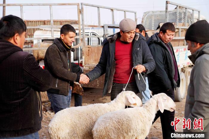 Bazar está repleto de atividades de inverno em Aksu, Xinjiang