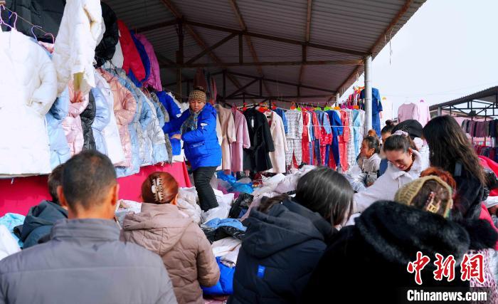 Bazar está repleto de atividades de inverno em Aksu, Xinjiang