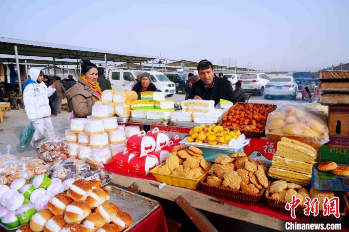 Bazar está repleto de atividades de inverno em Aksu, Xinjiang