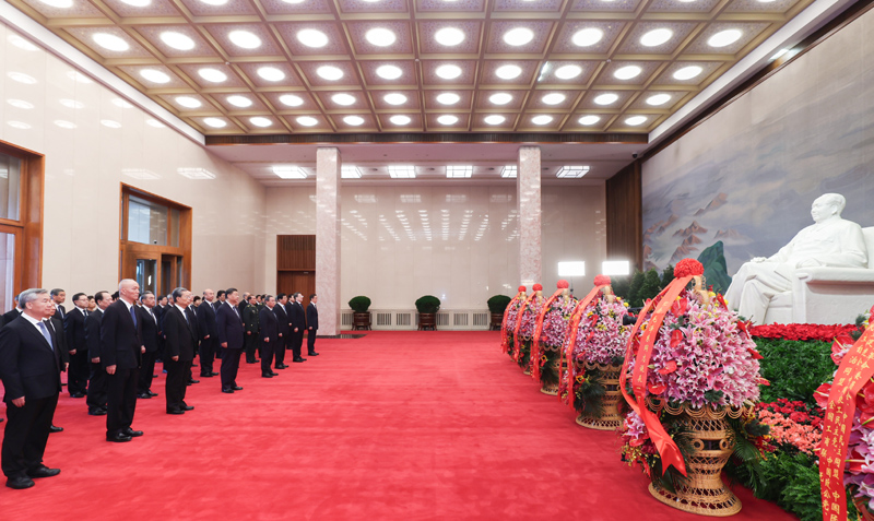 Comitê Central do PCCh realiza simpósio para comemorar 130º aniversário do nascimento de Mao Zedong