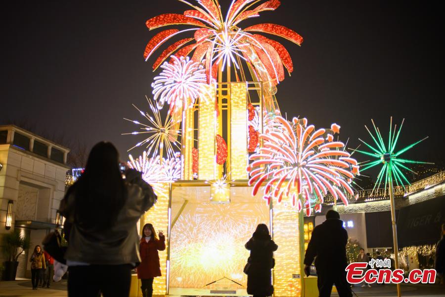 Luzes coloridas se iluminam para celebrar Ano Novo em toda a China