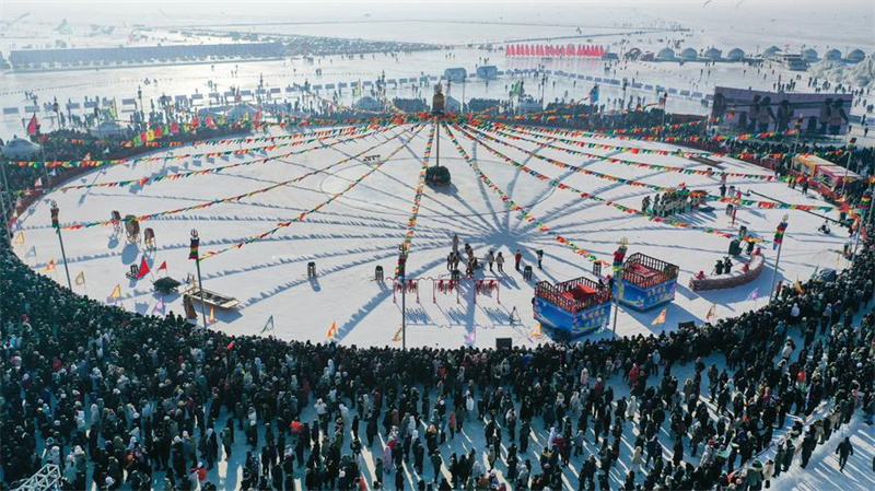 Galeria: pesca de inverno em lago de Jilin, nordeste da China