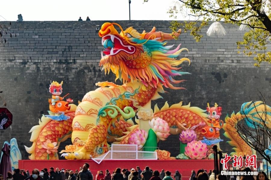 Nanjing: lanternas festivas brilham na muralha da cidade