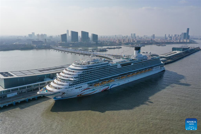 Primeiro navio de cruzeiro de grande porte da China inicia viagem comercial inaugural