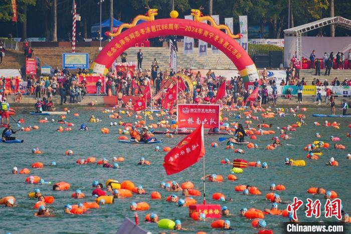Mais de 3.000 entusiastas da natação atravessam rio Yongjiang, no sul da China