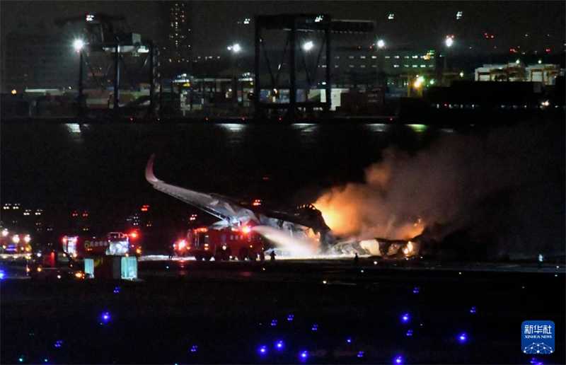 Colisão de aviões deixa cinco mortos no Japão