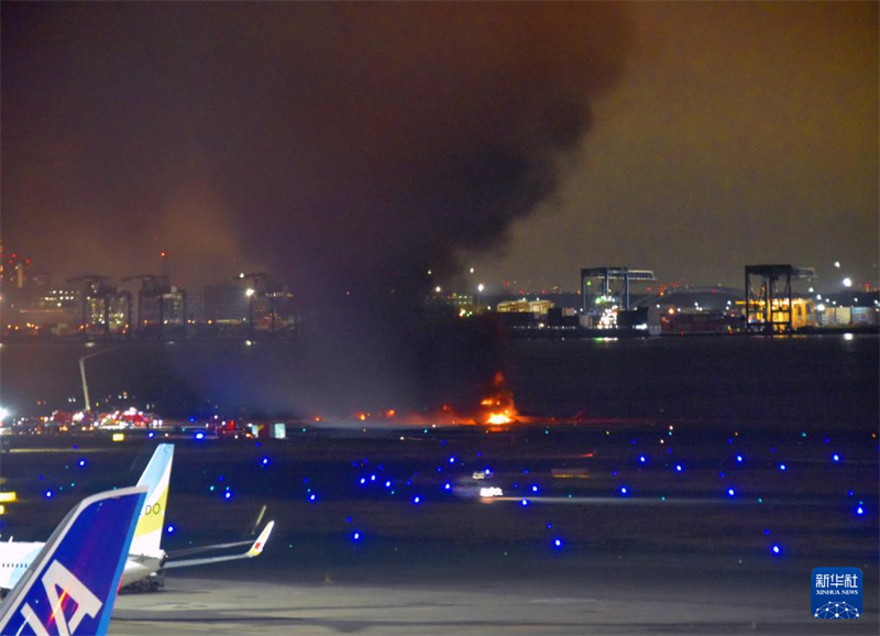 Colisão de aviões deixa cinco mortos no Japão