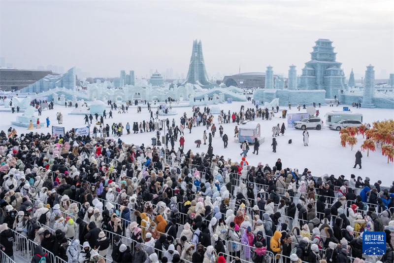 Super escorregador de gelo de 521 metros atrai visitantes para Harbin