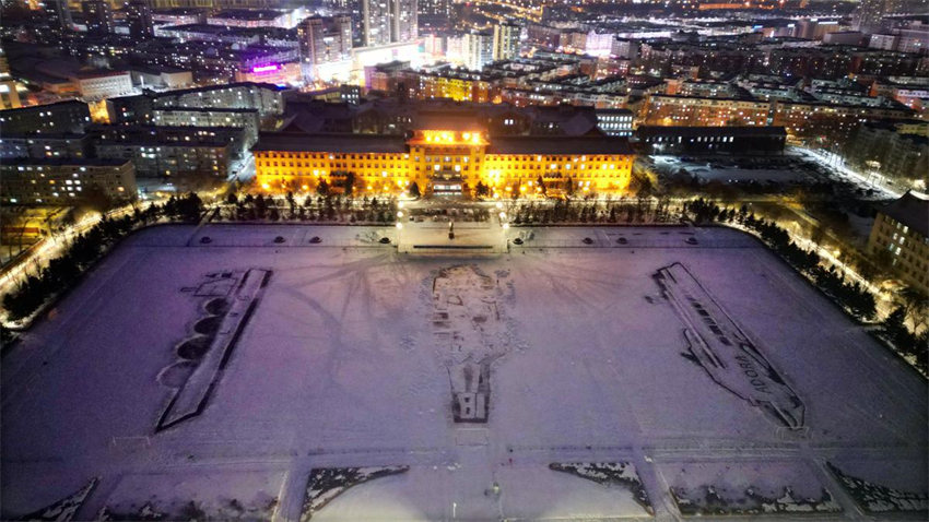 Alunos da Universidade de Engenharia de Harbin criam esboços de neve dando boas-vindas ao ano novo