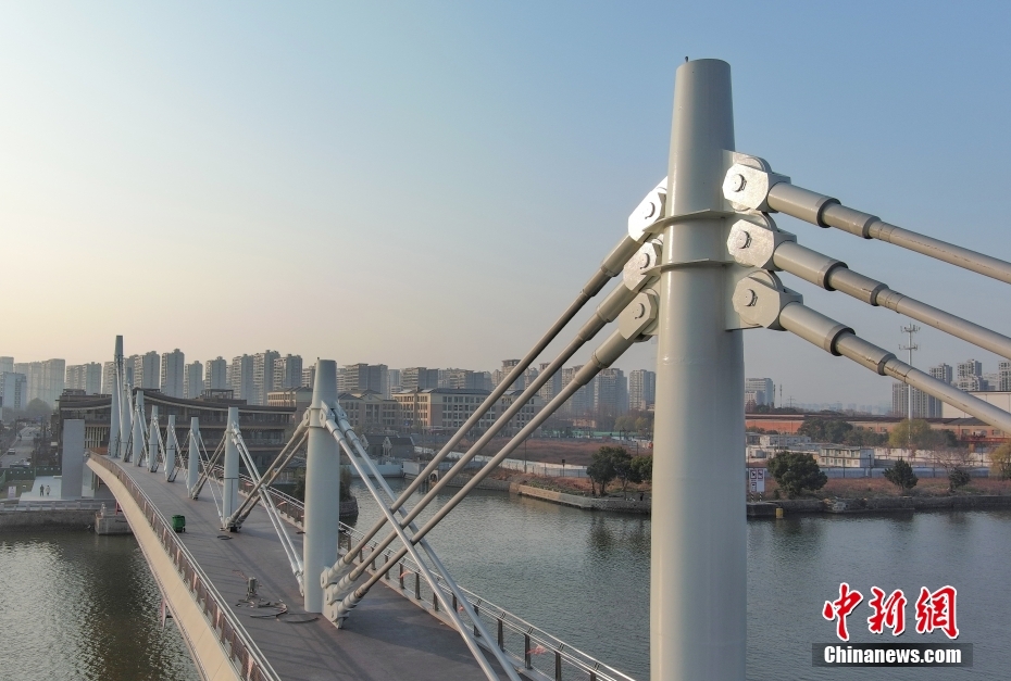 Construção da ponte em treliça invertida de maior vão do mundo é concluída no leste da China