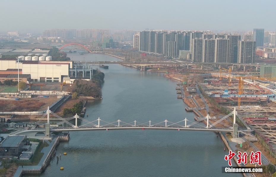 Construção da ponte em treliça invertida de maior vão do mundo é concluída no leste da China