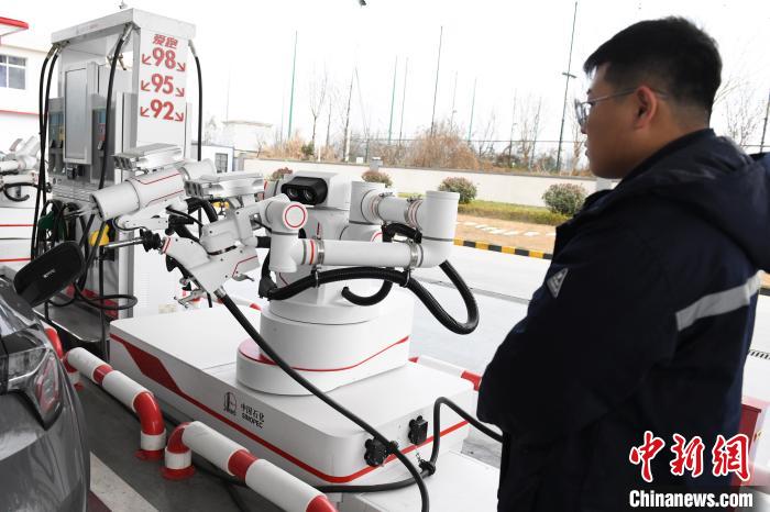 Robôs de serviço de abastecimento 24h estreiam em Changsha, centro da China