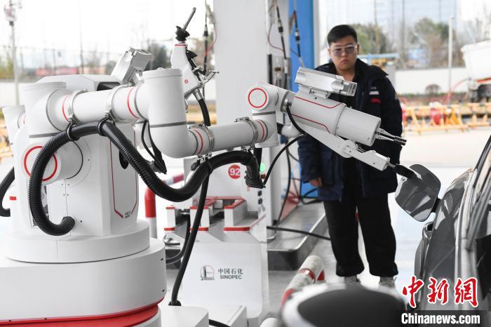 Robôs de serviço de abastecimento 24h estreiam em Changsha, centro da China