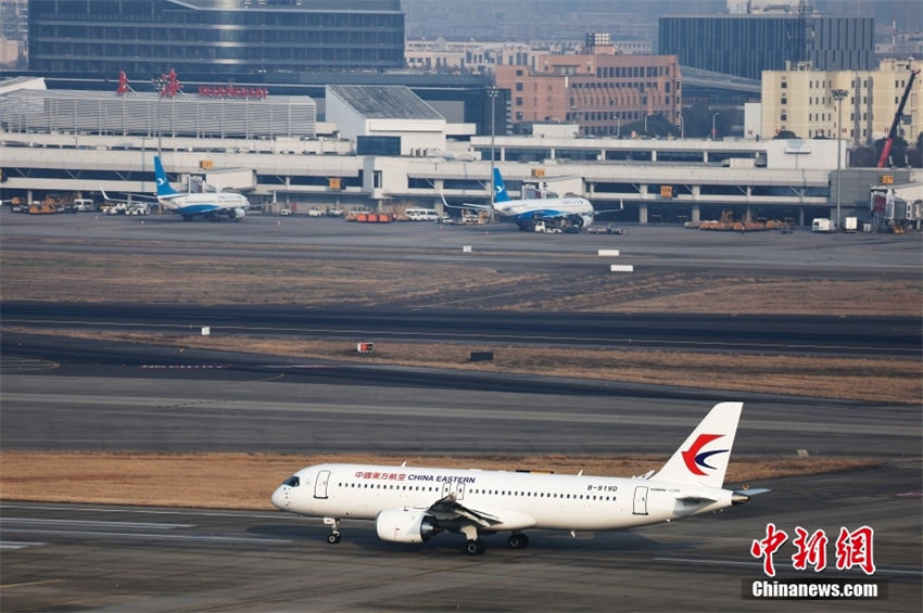 Avião comercial chinês C919 inaugura rota Shanghai-Beijing