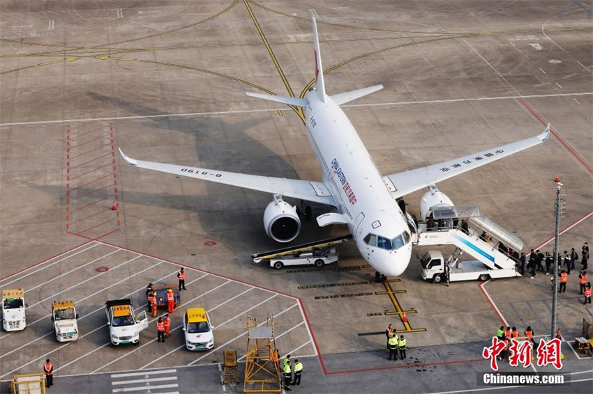 Avião comercial chinês C919 inaugura rota Shanghai-Beijing