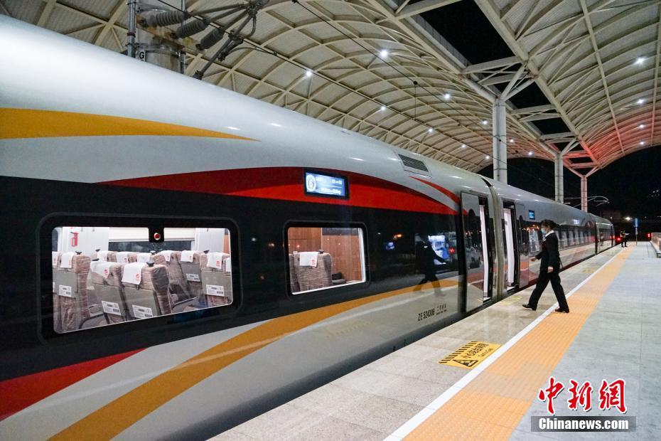 Trem-bala inteligente Fuxing estreado no planalto Qinghai-Tibete