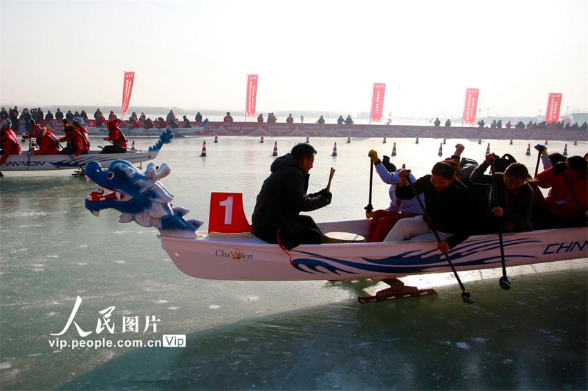 Corrida de barcos-dragão de gelo é realizada em Ningxia