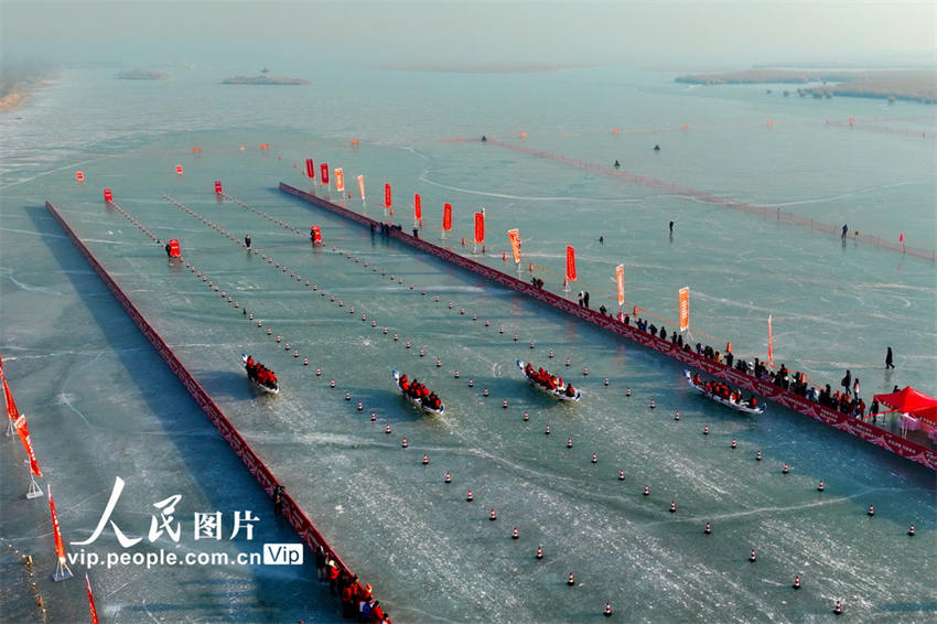 Corrida de barcos-dragão de gelo é realizada em Ningxia