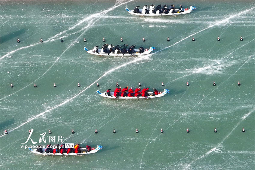 Corrida de barcos-dragão de gelo é realizada em Ningxia