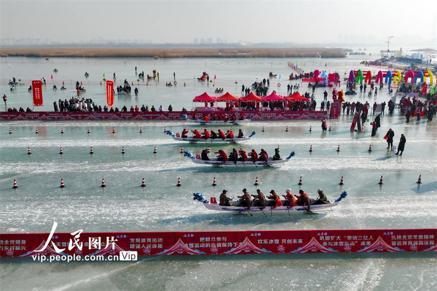 Corrida de barcos-dragão de gelo é realizada em Ningxia