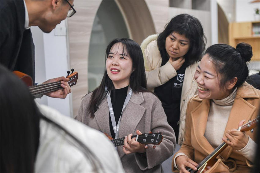 Aulas noturnas conquistam os corações dos jovens em Wuhan, centro na China