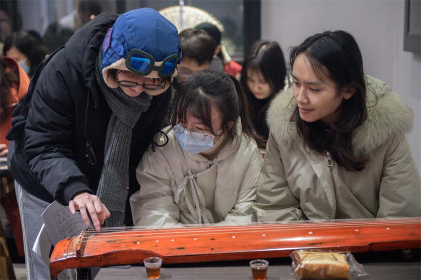 Aulas noturnas conquistam os corações dos jovens em Wuhan, centro na China