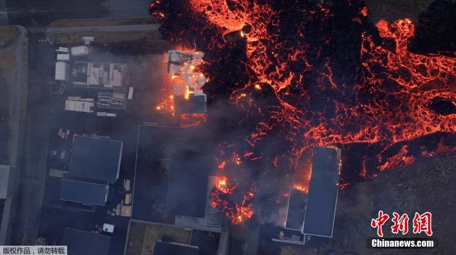 Prédios queimam enquanto lava atinge cidade na Islândia