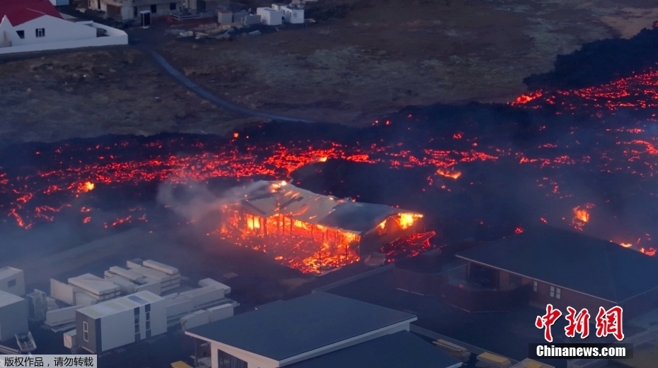 Prédios queimam enquanto lava atinge cidade na Islândia