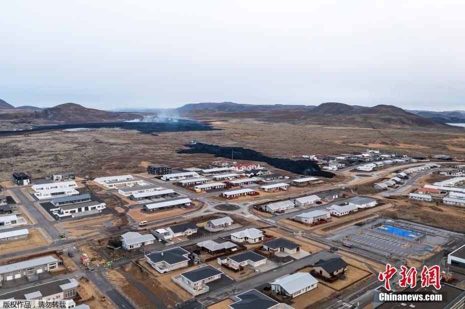 Prédios queimam enquanto lava atinge cidade na Islândia