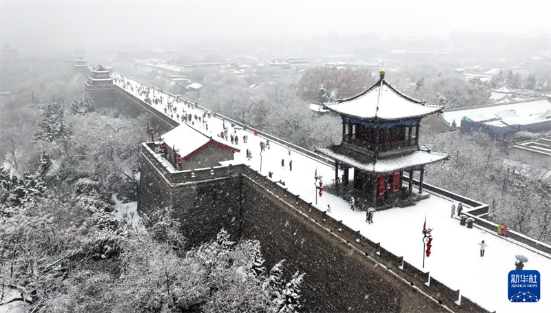 Cidade de Xi’an fica coberta pela neve