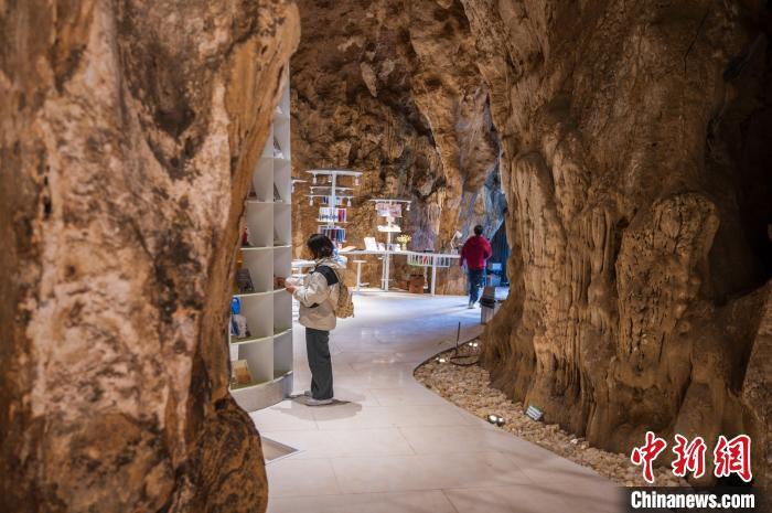 Guizhou: biblioteca localizada em caverna atrai leitores curiosos