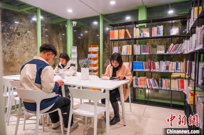 Guizhou: biblioteca localizada em caverna atrai leitores curiosos