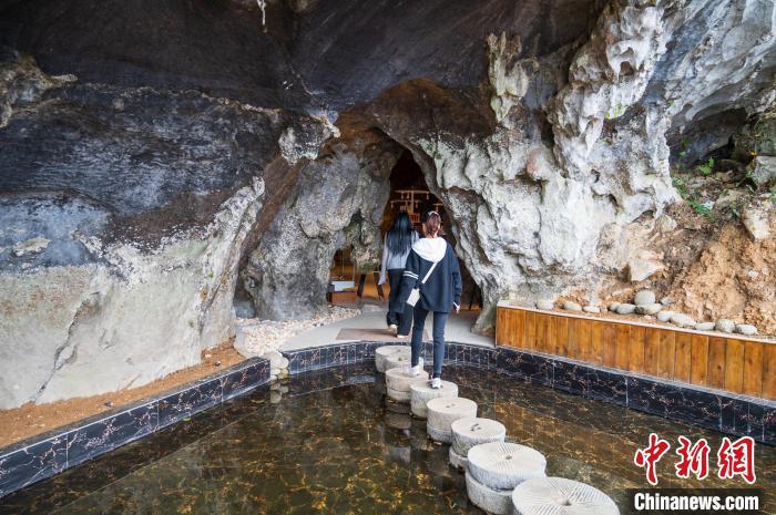 Guizhou: biblioteca localizada em caverna atrai leitores curiosos