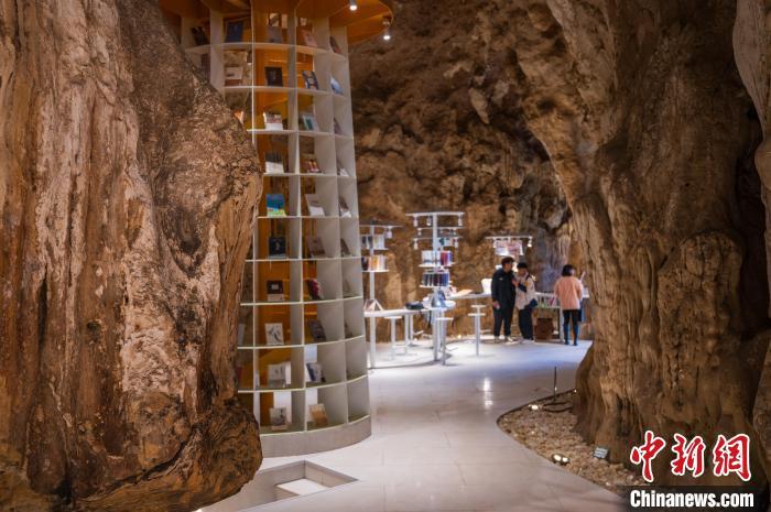 Guizhou: biblioteca localizada em caverna atrai leitores curiosos