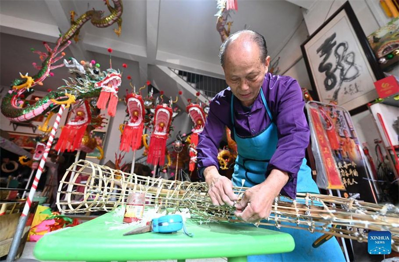 Guardião da arte de fabricação de dragões de bambu preserva habilidades tradicionais chinesas.