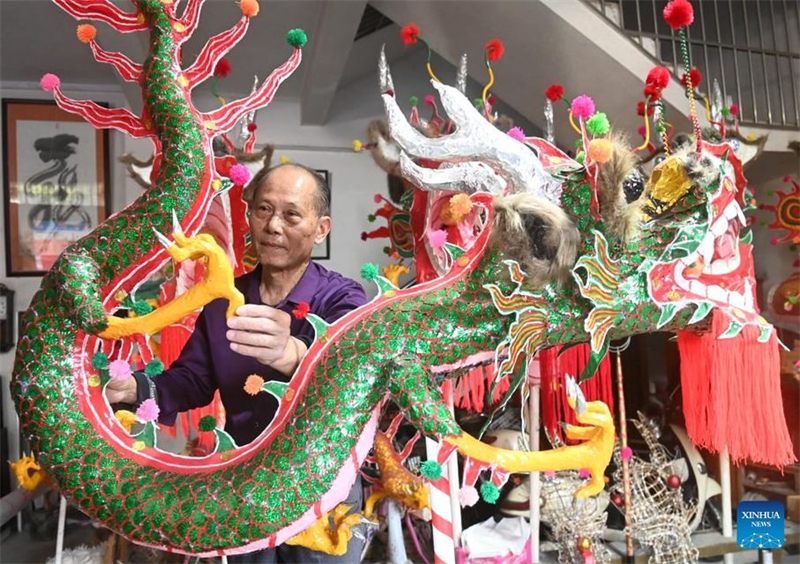 Guardião da arte de fabricação de dragões de bambu preserva habilidades tradicionais chinesas.